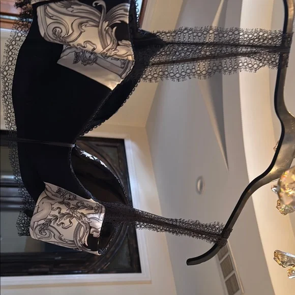 Versace Black and White Baroque Underwire Bra twill. - Picture 9 of 13
